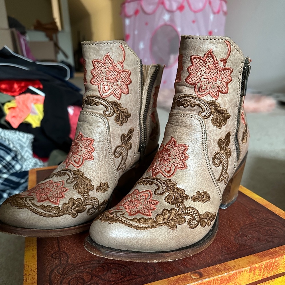 Corral boots